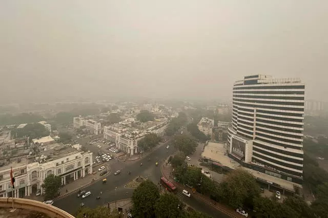 A poluição atmosférica paira sobre o horizonte da cidade de Nova Delhi, Índia