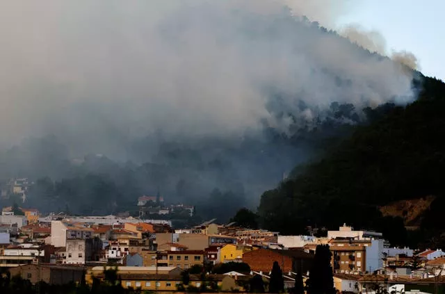 O incêndio florestal avança perto da cidade oriental de Palma de Gandia, em Valência, Espanha
