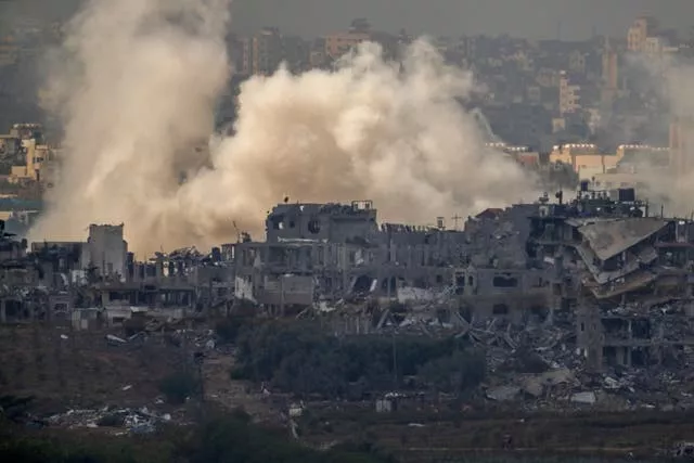 Fumaça sobe de uma explosão na Faixa de Gaza vista do sul de Israel