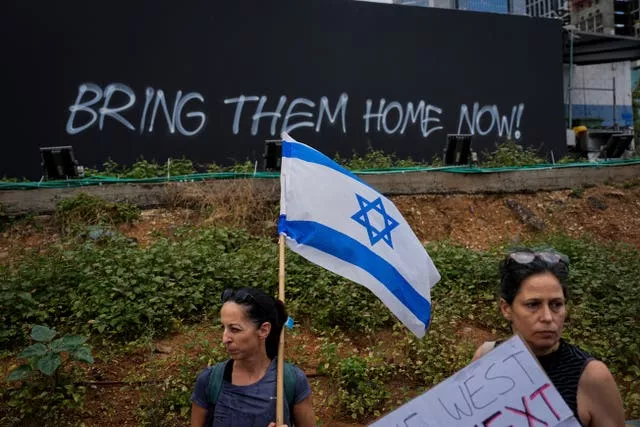 Famílias e amigos de cerca de 240 reféns mantidos pelo Hamas em Gaza pedem seu retorno no momento em que iniciam uma marcha de cinco dias para os reféns, de Tel Aviv ao Gabinete do Primeiro Ministro em Jerusalém, em Tel Aviv, Israel