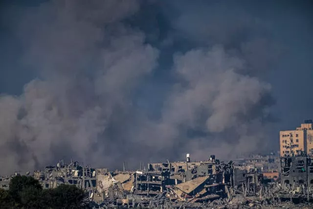 Fumaça sobe após ataque israelense na Faixa de Gaza no sábado 