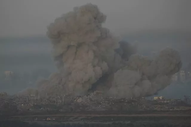 Fumaça sobe após ataque aéreo israelense na Faixa de Gaza