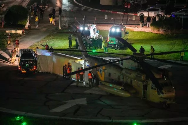 Um helicóptero transportando reféns libertados pelo Hamas pousa no Centro Médico Infantil Schneider em Israel 