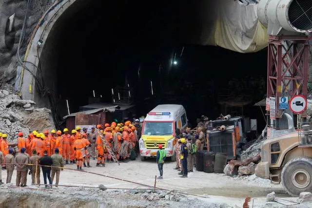Uma ambulância espera para transportar trabalhadores do local de um túnel rodoviário em construção que desabou em Silkyara, no estado de Uttarakhand, no norte da Índia