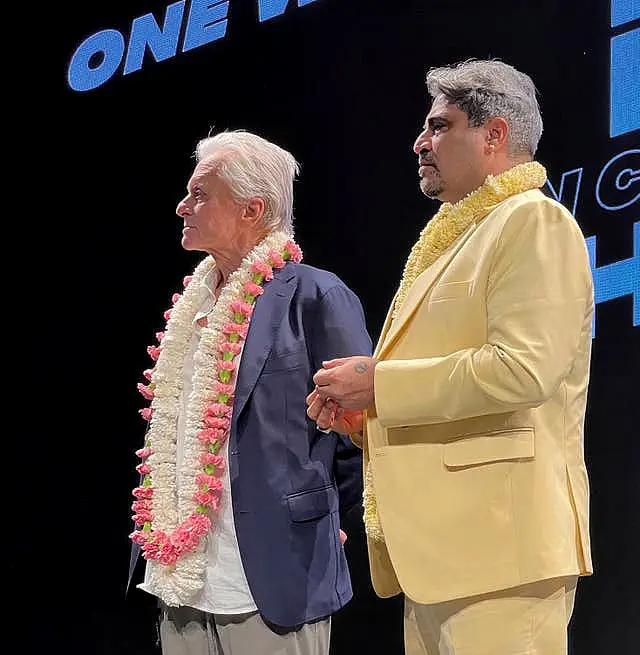 O ator e produtor de Hollywood Michael Douglas e o produtor de cinema indiano Shailendra Singh em sessão no último dia do 54º Festival Internacional de Cinema da Índia, em Goa