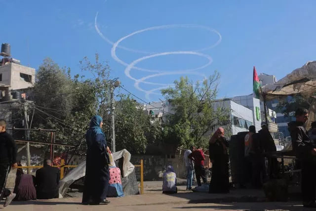 Um avião de guerra israelense sobrevoa Rafah na quinta-feira