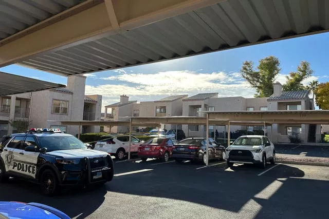 Polícia do lado de fora de um apartamento em Nevada onde morava o suspeito de um tiroteio fatal