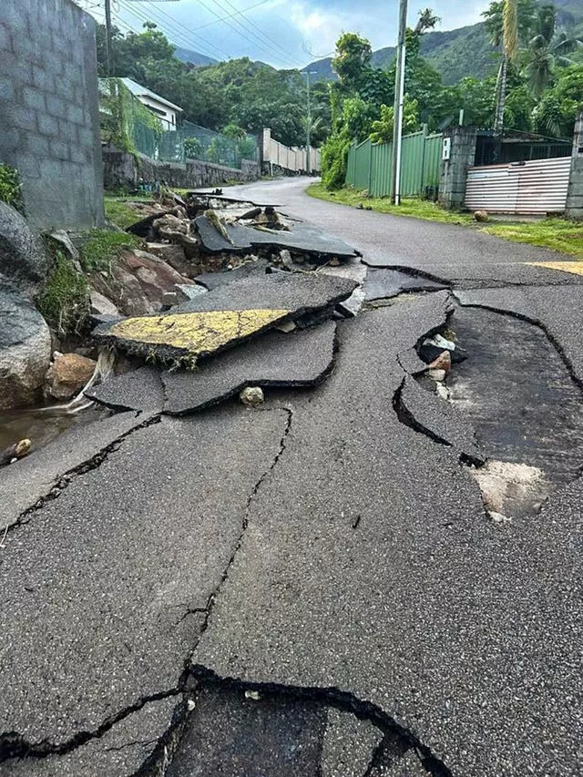 Rachaduras ao longo de uma estrada após uma grande explosão em Mahe, Seychelles 