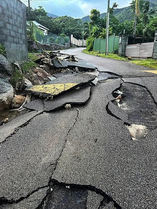 Rachaduras ao longo de uma estrada após uma grande explosão em Mahe, Seychelles 