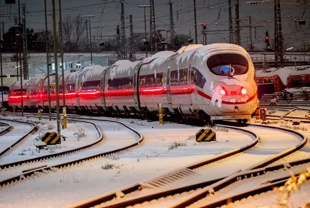 La neige tombe sur un train à Francfort