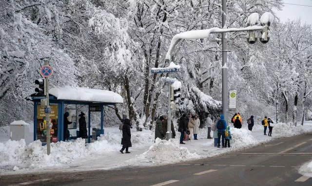 Снег падает на автобусную остановку