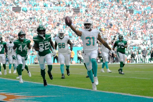 Miami Dolphins running back Raheem Mostert goes in for a touchdown against the New York Jets