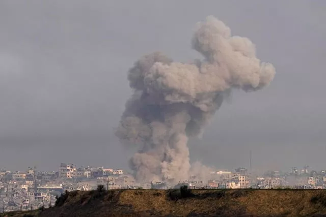 A fumaça sobe após um bombardeio israelense na Faixa de Gaza, vista do sul de Israel 