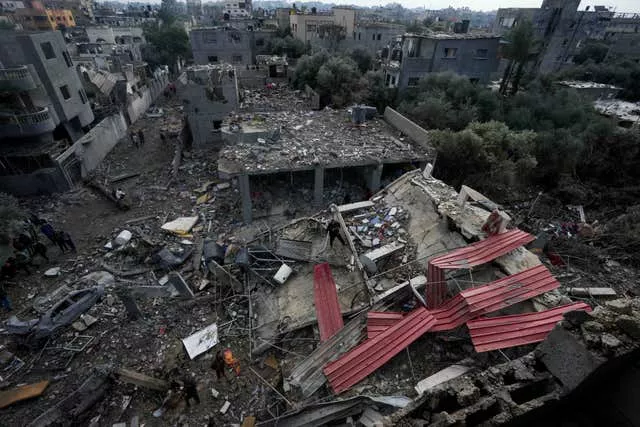 Palestinos inspecionam os escombros de um prédio da família Al Nawasrah destruído em um ataque israelense no campo de refugiados de Maghazi, no centro da Faixa de Gaza 
