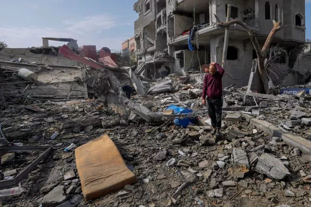 Palestinos inspecionam os escombros de um prédio da família Al Nawasrah destruído em um ataque israelense no campo de refugiados de Maghazi, no centro da Faixa de Gaza