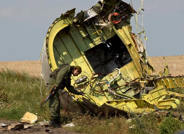 لاشه هواپیمای MH17 در محل سقوط پرواز 17 خطوط هوایی مالزی در نزدیکی روستای هرابوه در شرق اوکراین