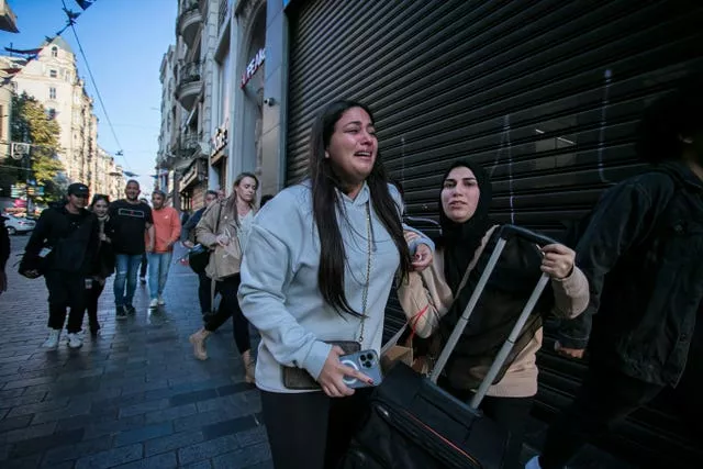 Pessoas deixam a área após uma explosão na popular Avenida Istiklal, para pedestres em Istambul, em 2022