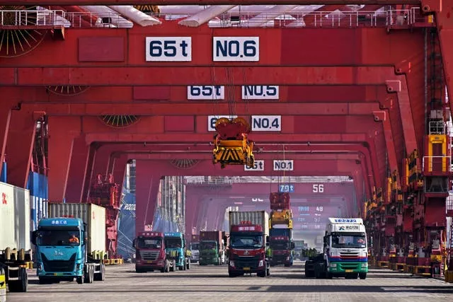 Contêineres são descarregados de navio cargueiro em porto da China 