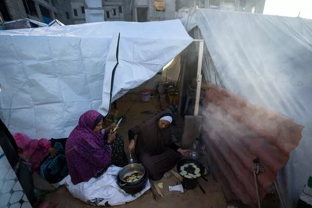 فلسطینیان در یک اردوگاه موقت چادری در منطقه مواسی