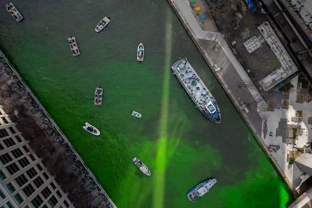 Rio Chicago tingido de verde