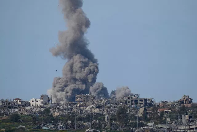 Fumaça sobe após bombardeio israelense na Faixa de Gaza