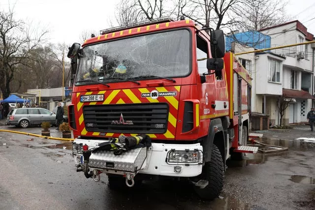 Um carro de bombeiros danificado no local do ataque em Odesa