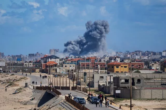 Fumaça sobe após ataque aéreo israelense no centro da Faixa de Gaza