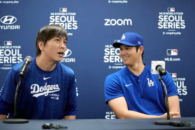 Shohei Ohtani, do Los Angeles Dodgers, à direita, e seu intérprete, Ippei Mizuhara, participam de uma entrevista coletiva antes de um treino de beisebol no Gocheok Sky Dome em Seul, Coreia do Sul, em 16 de março