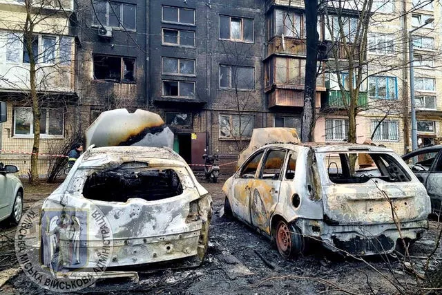 Carros queimados após ataques russos em Kiev, Ucrânia 