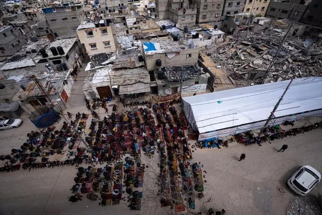 Les Palestiniens accomplissent la prière du vendredi pendant le mois sacré du Ramadan, près des ruines d'une mosquée détruite à Rafah, dans la bande de Gaza.