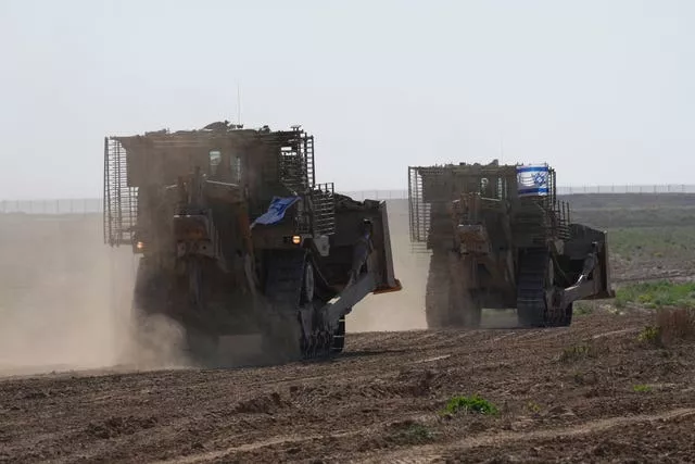 Des bulldozers de l'armée israélienne effectuent des manœuvres près de la frontière de Gaza, dans le sud d'Israël 