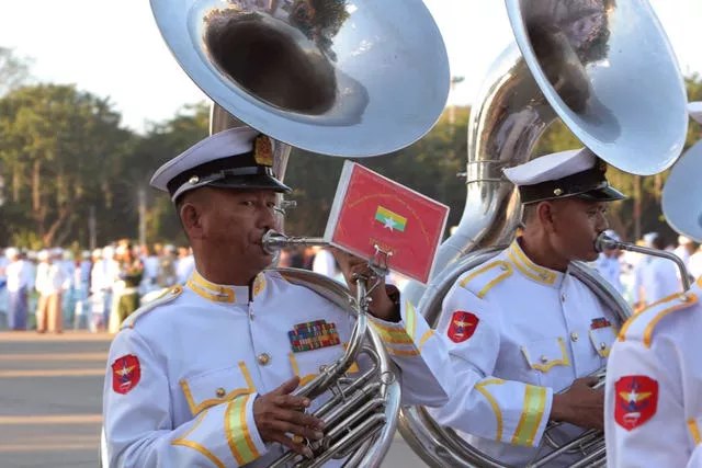 Uma banda militar marcha durante uma cerimônia que marca o Dia da Independência de Mianmar
