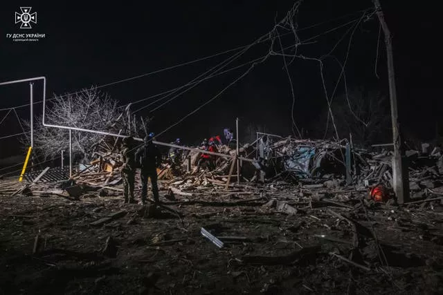 Equipes de resgate limpam os escombros de um prédio destruído após um ataque russo em Pokrovsk, região de Donetsk, Ucrânia, no sábado
