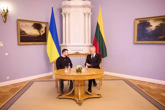 O presidente da Lituânia, Gitanas Nauseda, à direita, conversa com o presidente ucraniano Volodymyr Zelensky durante sua reunião em Vilnius, Lituânia, na quarta-feira