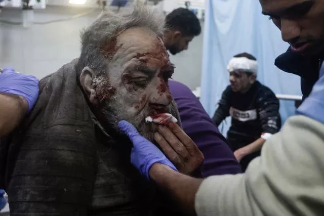 Palestinos feridos em bombardeio israelense recebem tratamento no hospital do campo de refugiados de Khan Younis, no sul da Faixa de Gaza