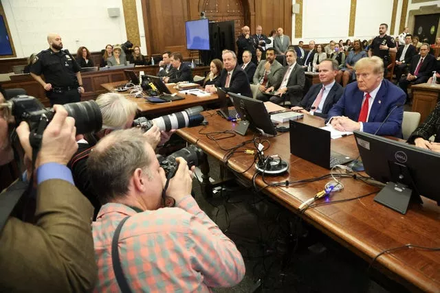 O ex-presidente dos EUA, Donald Trump, à direita, sentado no tribunal antes do início dos argumentos finais em seu julgamento por fraude empresarial civil na Suprema Corte de Nova York