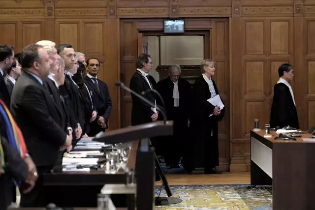 Juízes entram na sala durante a abertura das audiências no Tribunal Internacional de Justiça em Haia, Holanda