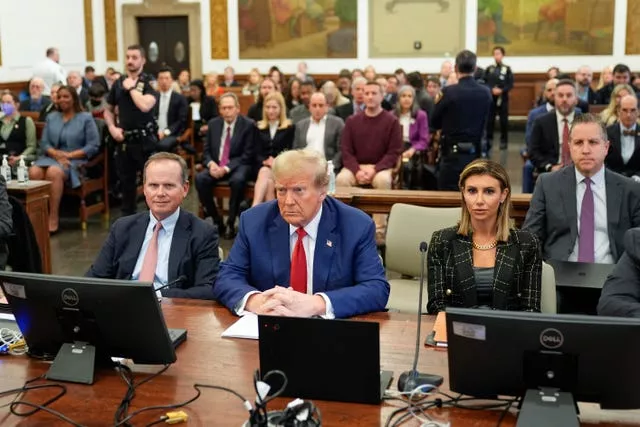 O ex-presidente dos EUA, Donald Trump, no centro, sentado no tribunal antes do início dos argumentos finais em seu julgamento por fraude empresarial civil na Suprema Corte de Nova York 