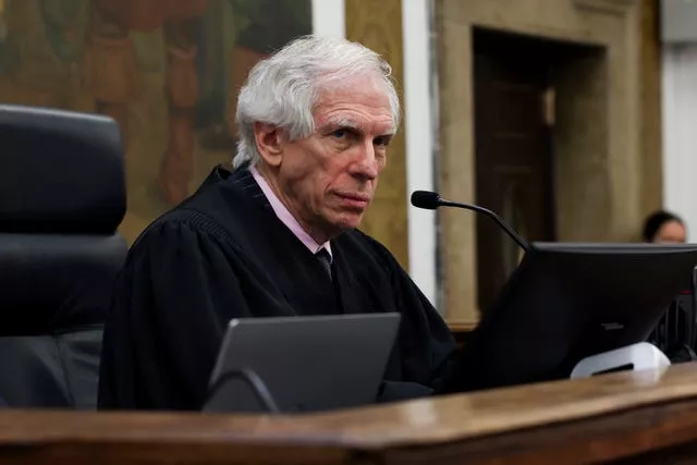 O juiz Arthur Engoron participa dos argumentos finais no julgamento de fraude civil da Organização Trump na Suprema Corte do Estado de Nova York, no bairro de Manhattan, em Nova York