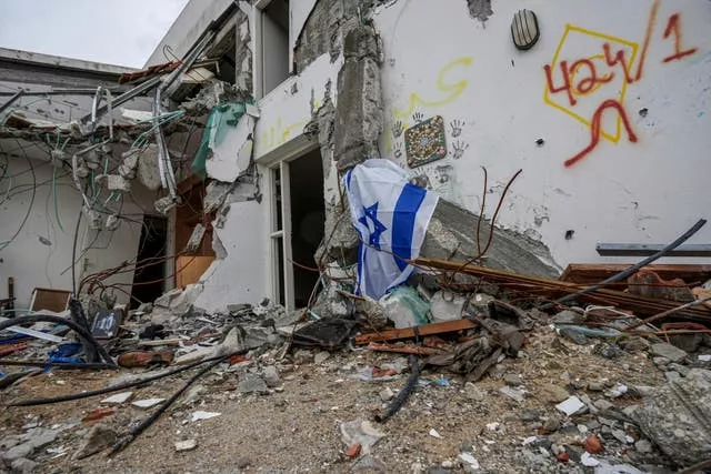 Uma casa marcada pela batalha no Kibutz Be'eri, uma fazenda comunal israelense na fronteira de Gaza