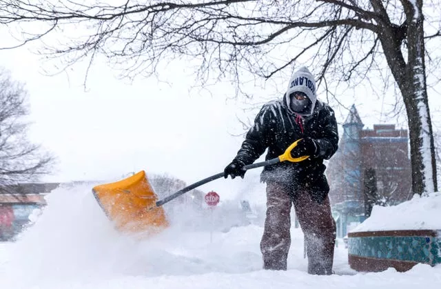 Jose Galeno remove neve em Omaha, Nebraska