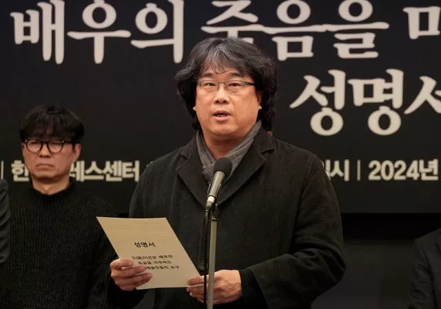 O diretor sul-coreano Bong Joon-ho fala durante uma coletiva de imprensa exigindo uma investigação sobre a morte do ator Lee Sun-kyun