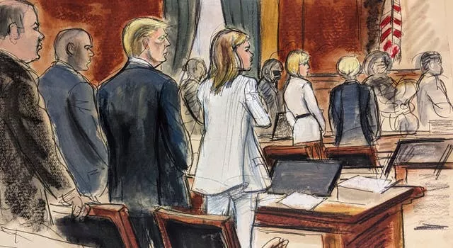 Potenciais jurados entram na sala do tribunal enquanto Donald Trump, terceiro à esquerda, está cercado por sua equipe de defesa