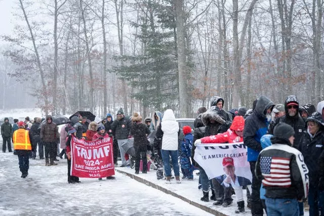 Apoiadores de Donald Trump fazem fila durante uma tempestade de neve de inverno para entrar em um evento de campanha em Atkinson, NH, na terça-feira