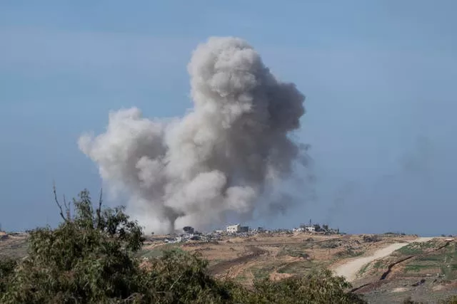 Fumaça sobe após bombardeio israelense na Faixa de Gaza na quinta-feira