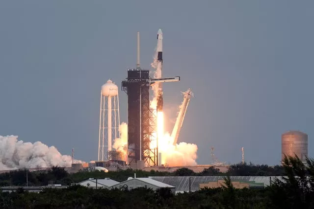 Um foguete SpaceX Falcon 9 decola da plataforma de lançamento 39-A do Centro Espacial Kennedy em Cabo Canaveral, Flórida