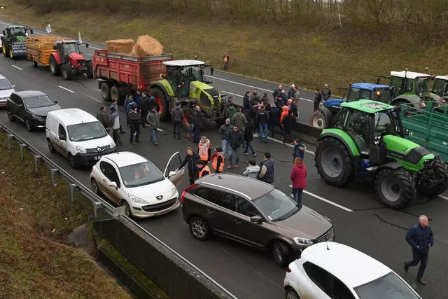 Agricultores bloqueiam uma estrada durante uma manifestação perto de Beauvais, no norte da França 