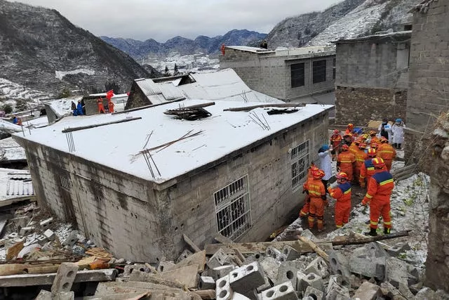 Equipes de resgate vasculham o local do deslizamento de terra em Liangshui 