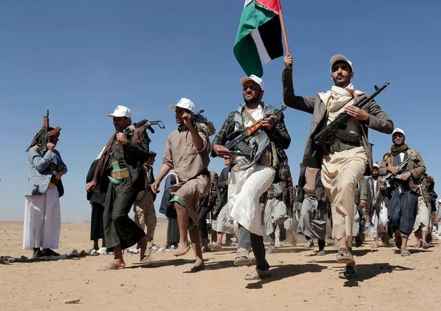 Combatentes Houthi marcham durante uma manifestação de apoio aos palestinos na Faixa de Gaza
