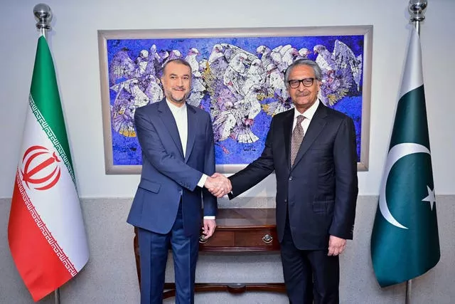 Two diplomats shake hands